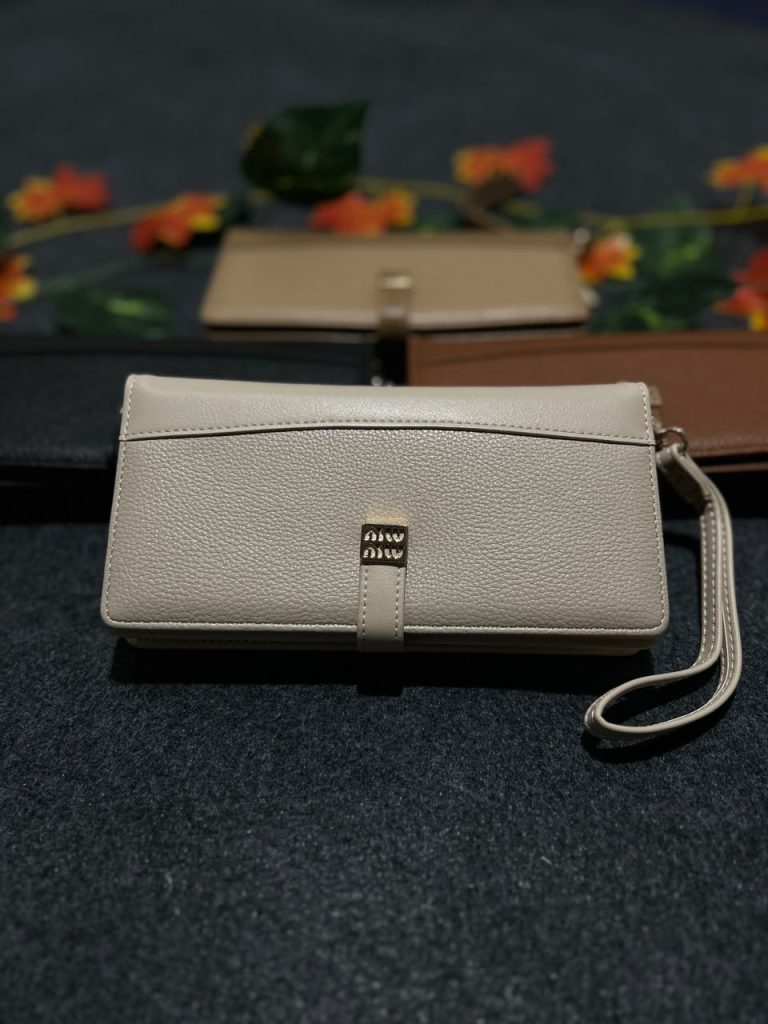 Beige China imported mobile hand purse